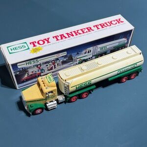 Hess 1990 Green and Cream Toy Tanker Truck